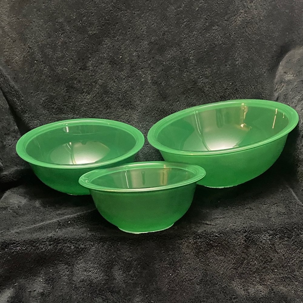 Vintage Pyrex Set of 3 Nesting Mixing Bowls 322 323 325 Green
Clear Bottom - Picture 3 of 16